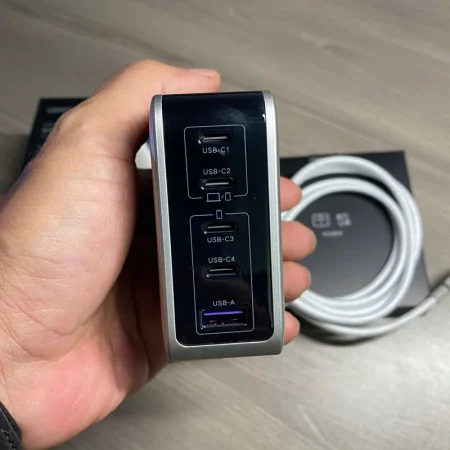 Sạc bàn Ugreen 65619 Nexode Pro 100W 5 cổng (4*USB-C+1*USB-A+PD 100W+màn hình thông minh)
