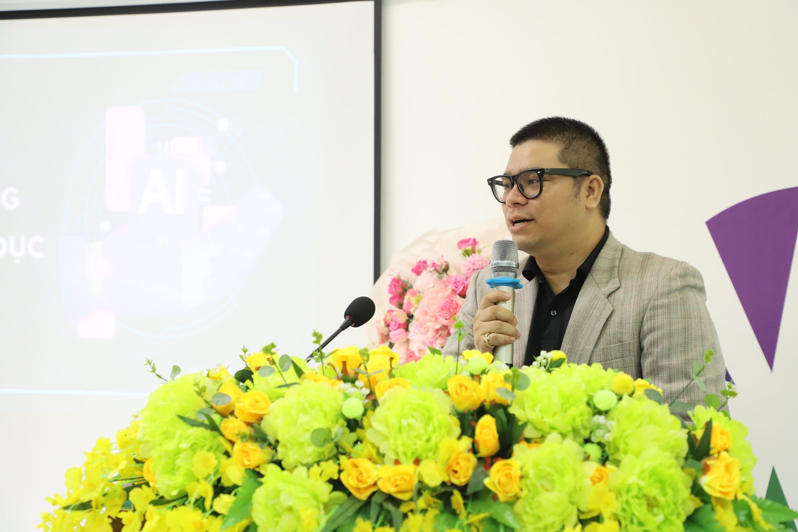 Anh Trần Minh Mạnh (Bánh Mì Má Hải) - chia sẻ về ứng dụng của AI vào nhà trường và doanh nghiệp